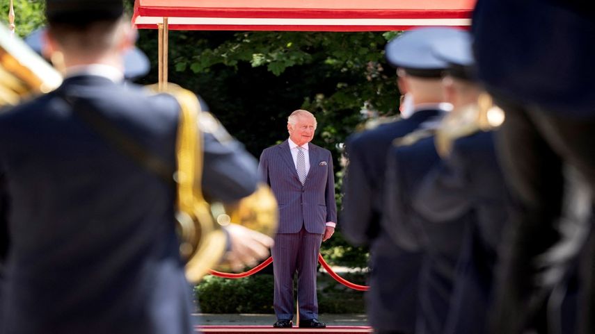 Carlos III de Gran Bretaña revisa a una guardia de honor militar durante una ceremonia de bienvenida en el Palacio Presidencial Cotroceni en Bucarest, el 2 de junio de 2023.&nbsp;