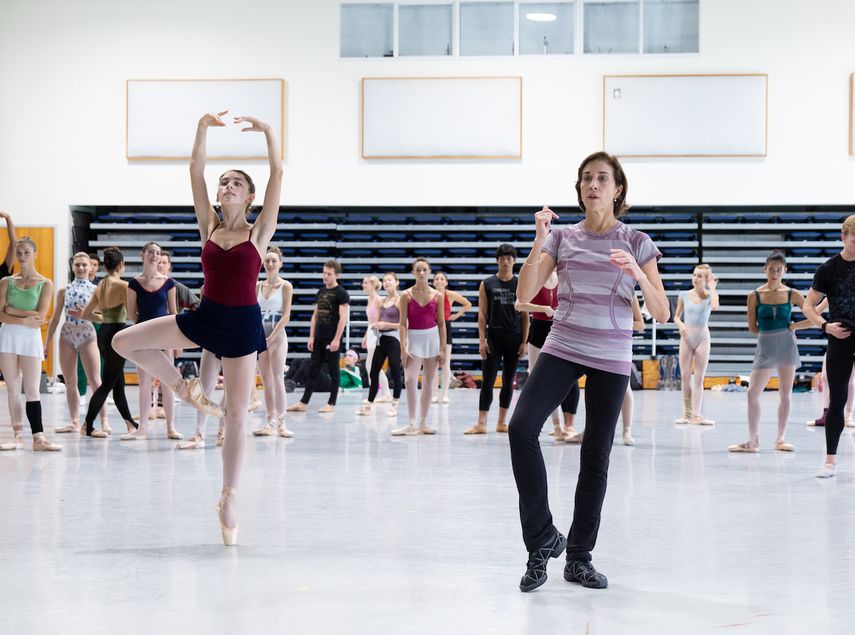 La directora del Miami City Ballet, Lourdes López, imparte clases a los bailarines.&nbsp;
