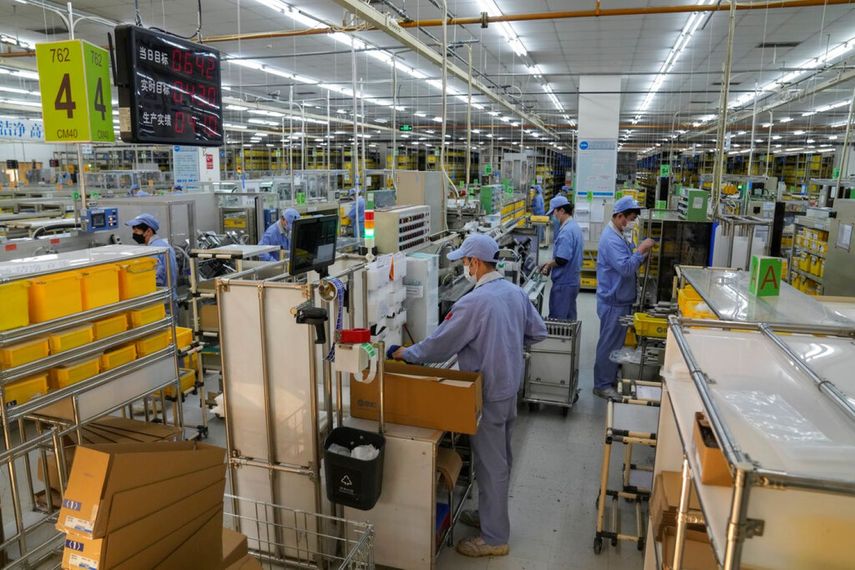 Empleados laboran en una fábrica en China.