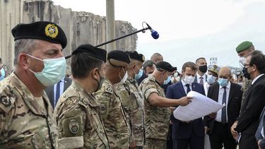 El presidente franc&eacute;s Emmanuel Macron, tercero desde la derecha, y el canciller franc&eacute;s Jean-Yves Le Drain se re&uacute;nen el martes 1 de septiembre del 2020 con fuerzas militares movilizadas para ayudar a reconstruir el puerto de Beirut.&nbsp;