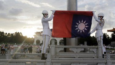 Dos soldados doblan la bandera nacional taiwanesa en un acto en la Plaza de la Libertad, en el memorial Chiang Kai-shek, en Taipéi, Taiwán, el 30 de julio de 2022.&nbsp;