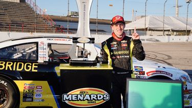 El cubanoamericano Nick Sánchez es el primer campeón de la ARCA Menards Series, el 8 de octubre del 2022 en Toledo, Ohio.&nbsp;