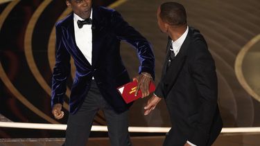 El presentador Chris Rock, a la izquierda, reacciona tras ser confrontado por Will Smith mientras presentaba el premio al mejor documental en la ceremonia de los Oscar, tras hacer un chiste sobre su esposa, Jada Pinkett Smith, el domingo 27 de marzo de 2022 en el Teatro Dolby en Los Ángeles.