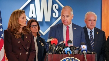 Los congresistas María Elvira Salazar, Mario Díaz-Balart y Carlos Giménez. Al fondo, la alcaldesa de la ciudad de Doral, Christi Fraga.