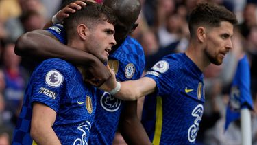 Christian Pulisic, a la izquierda, celebra con sus compañeros del Chelsea después de anotar en el partido de la Premier ante el West Ham United, el domingo 24 de abril de 2022, en Londres.&nbsp;