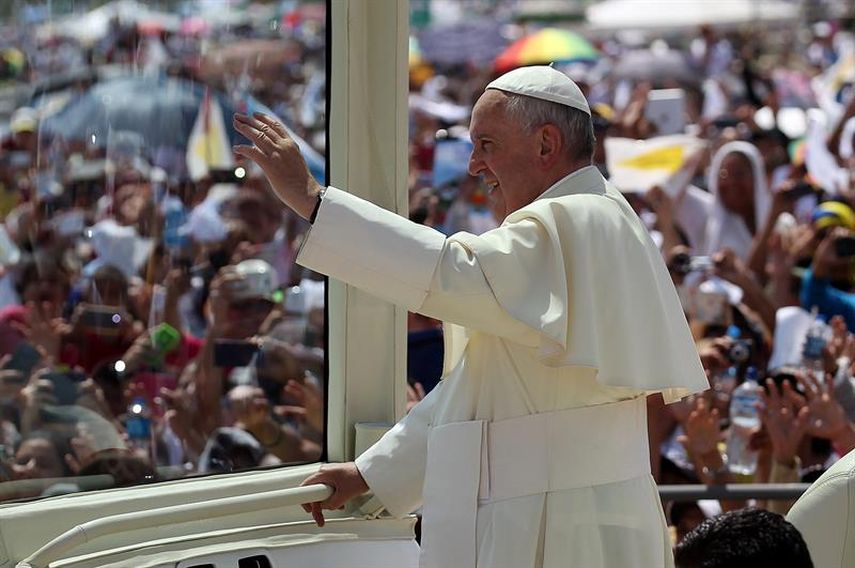  El papa Francisco saluda desde su vehículo a la multitud en el Parque Samanes de Guayaquil, Ecuador.(EFE)