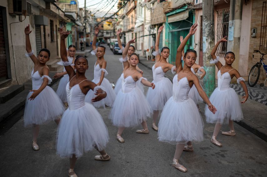 Estudiantes de la Escuela de Ballet Manguinhos practican movimientos de baile después de una sesión de fotos en la favela (barrio) de Manguinhos en Río de Janeiro, Brasil, el 27 de junio de 2022.