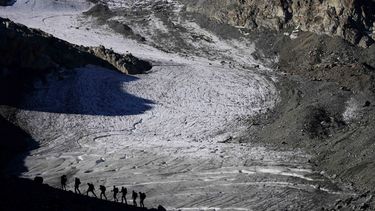  Un grupo de senderistas va camino al glaciar Jamtalferner cerca de Galtuer, Austria, el 6 de septiembre de 2023. 