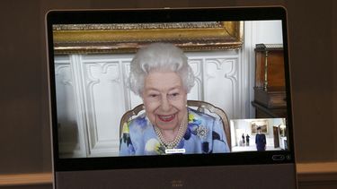 La reina Isabel II de Gran Bretaña en una pantalla durante una videollamada desde el Castillo de Windsor, donde está residiendo, en una audiencia virtual para recibir a su excelencia Ivita Burmistre, embajadora de Letonia, en el Palacio de Buckingham, el 27 de abril de 2021.&nbsp;