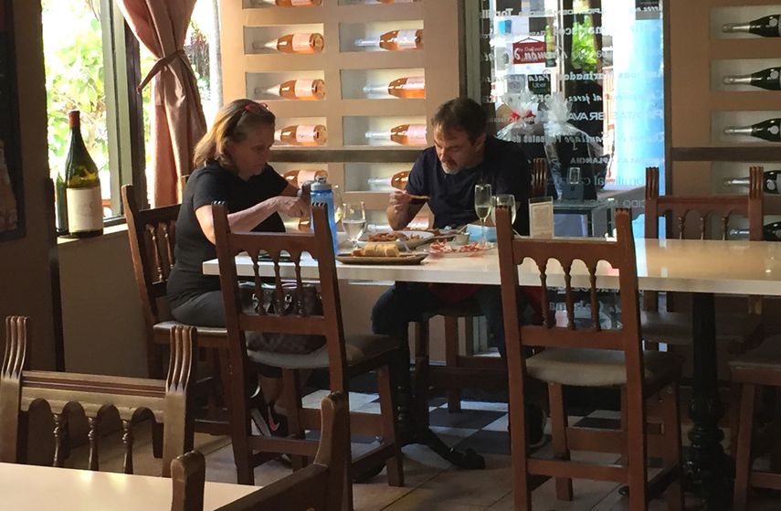 Comensales acuden al restaurantes Xixón, tras la reapertura de salones en Miami-Dade.