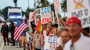 Manifestantes prodemócratas protestaron en las cercanías del complejo Mar-a-Lago, la residencia del presidente Donald Trump, en el día de la llamada protesta “No Kings”, organizadas por la extrema izquierda. Palm Beach, Florida, el 28 de mayo de 2026.