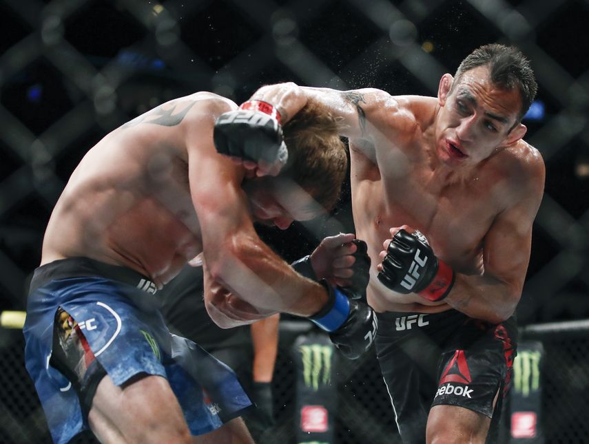 Tony Ferguson, derecha, falla un golpe lanzado a Donald Cerrone, izquierda, durante su combate en el evento UFC 238 en Chicago el&nbsp;8 de junio de 2019