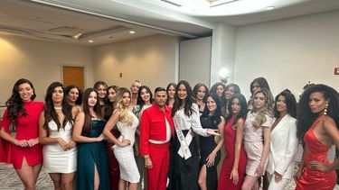 Prince Julio César, director de Miss Universo Cuba y presidente del panel evaluador, junto a las jóvenes que aspiran concursar en Miss Universo Cuba.
