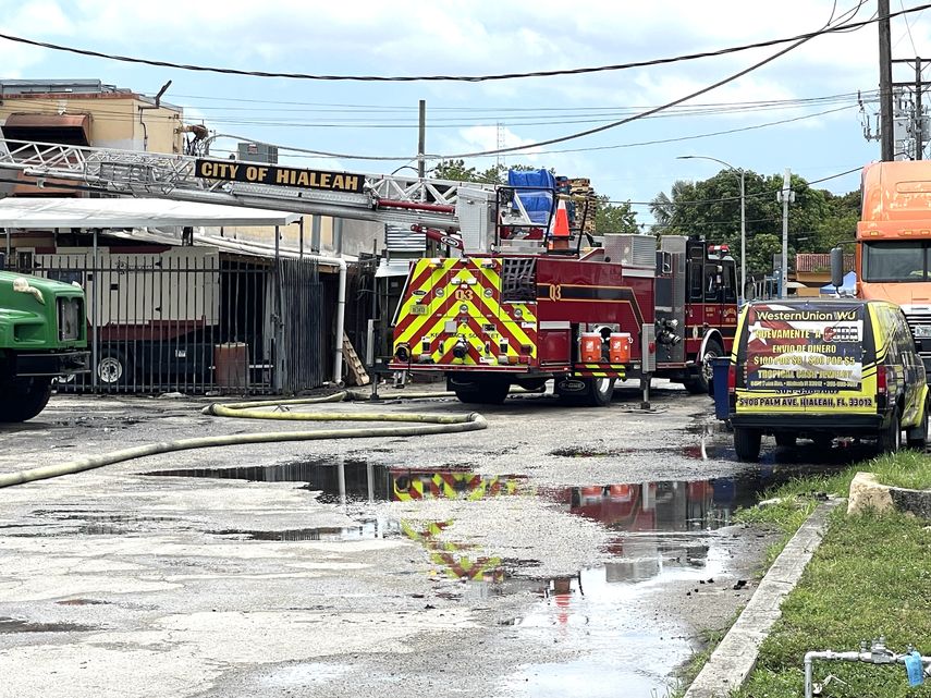 Bomberos refrescan las áreas siniestradas.