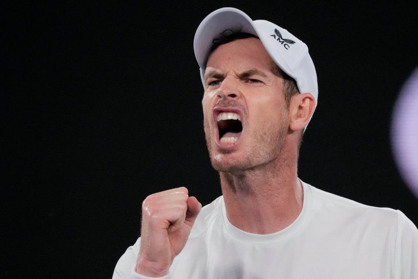 El tenista británico Andy Murray reacciona durante su partido de primera ronda del Abierto de Australia contra el italiano Matteo Berrettini, en Melbourne, Australia, el 17 de enero de 2023.