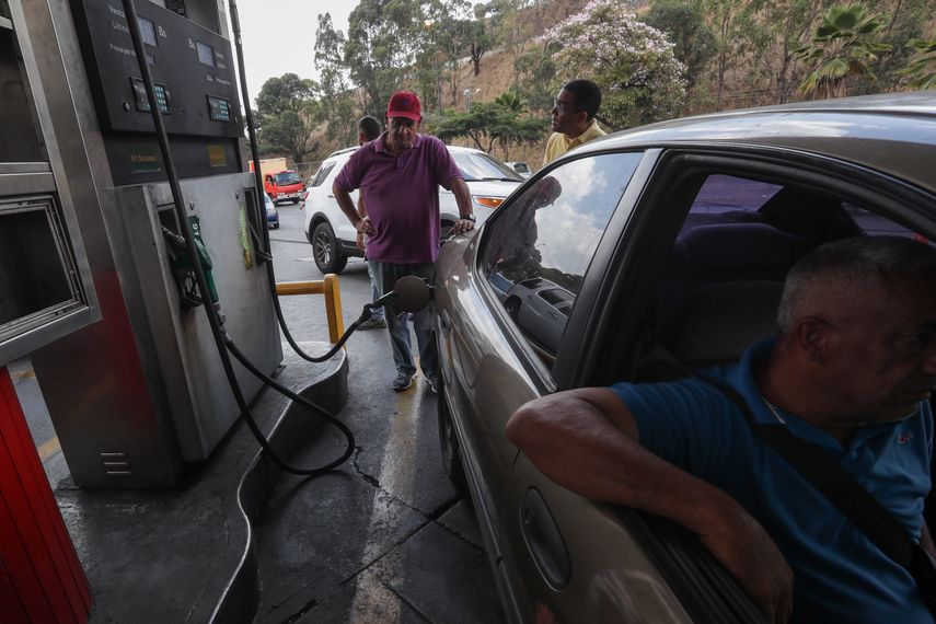 Un auto se abastece de gasolina en una de las 1.765 estaciones de servicio de combustible en Venezuela.