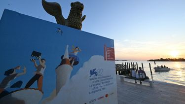 Una imagen muestra el cartel oficial del 82º Festival de Cine de Venecia en el Lido de Venecia antes de la ceremonia de apertura, el 25 de agosto de 2025.