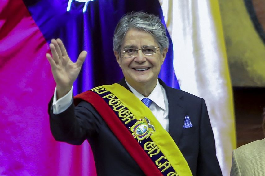El recién juramentado presidente de Ecuador, Guillermo Lasso, saluda durante su toma de posesión en la Asamblea Nacional en Quito, el 24 de mayo de 2021.&nbsp;