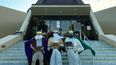 Reyes Magos, Melchor, Gaspar y Baltazar, descienden por la escalera del Santuario Nacional de Nuestra Señor de la Caridad, en Miami.