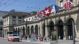 Los viajeros pasan junto a un vehículo policial estacionado frente a la estación central de trenes donde un hombre hirió a tres personas con un arma blanca en Winterthur, cerca de Zúrich, el 29 de mayo de 2026. La policía cantonal de Zúrich informó que el presunto autor del ataque, un suizo de 31 años, fue arrestado y que su móvil está siendo investigado. Las tres personas heridas en el ataque en Winterthur tenían 28, 43 y 52 años y eran todas ciudadanas suizas, según la policía.