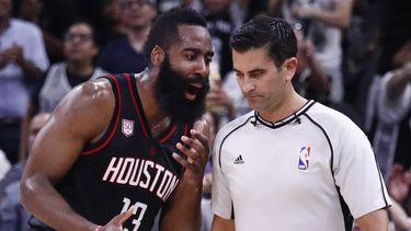 Harden (izquierda) fue eliminado, junto con los Rockets, en la semifinal de la Conferencia Oeste por los Spurs.&nbsp;