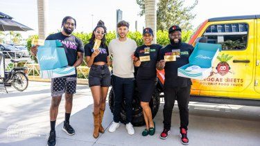 El piloto francés de Fórmula 1 Pierre Gasly (centro), de la escudería Alpine F1, comparte un momento con los dueños de los restaurantes minoritarios Italian Vice (izq.) y Reggae Beets en Miami