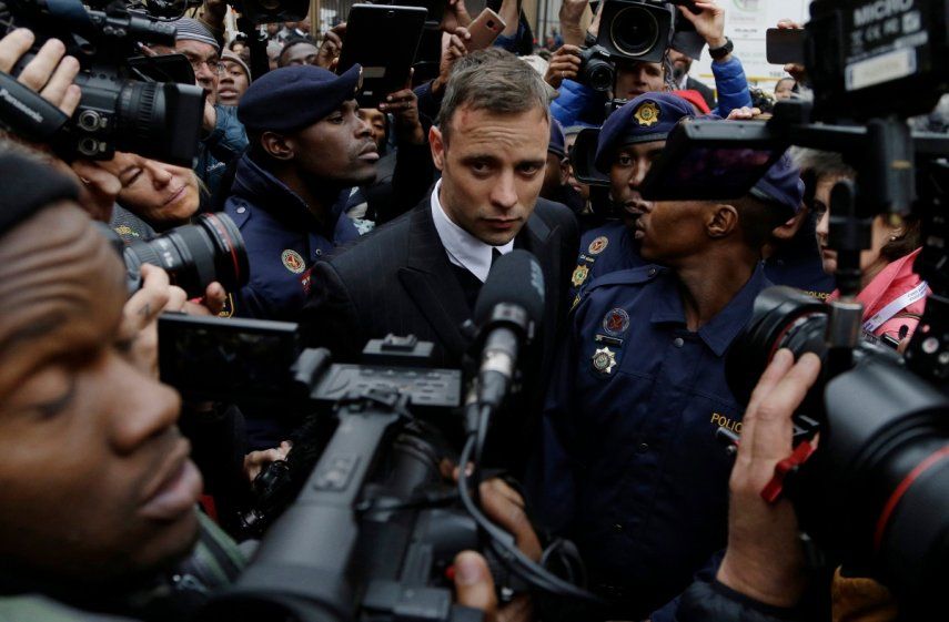 Oscar Pistorius sale de la Corte Suprema, el martes 14 de junio de 2016, en Pretoria, Sudáfrica, durante su juicio por el asesinato de su novia, Reeva Steenkamp.&nbsp;