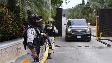 Fuerzas gubernamentales custodian la entrada de un hotel luego de un enfrentamiento armado, el jueves 4 de noviembre de 2021, cerca de Puerto Morelos, México.&nbsp;