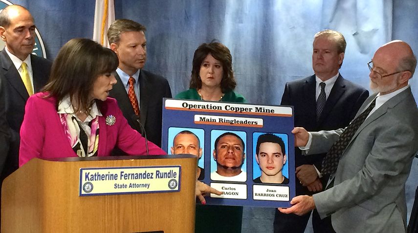 La fiscal estatal, Katherine Fernández Rundle, muestra las imágenes de los acusados. (R.FERREIRA)