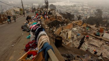 Ropa apilada al costado de una calle mientras los residentes limpian los escombros de las casas destruidas por un incendio forestal en Lirquen, un pueblo de Penco cerca de la ciudad de Concepción, Chile, el 20 de enero de 2026.