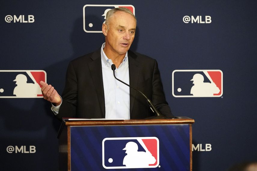 El comisionado de las Grandes Ligas Rob Manfred durante una rueda de prensa, el jueves 10 de febrero de 2022, en Orlando, Florida.&nbsp;