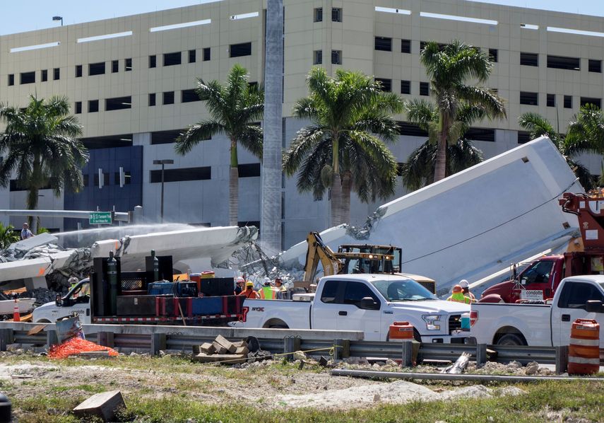 Vista del puente peatonal derrumbado en Universidad Internacional de Florida (FIU), en Miami.