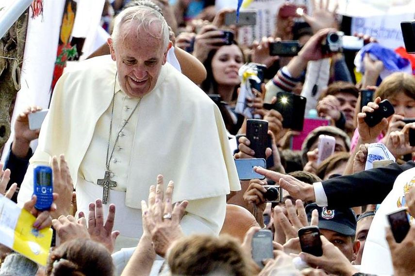 El papa Francisco saluda a los devotos en Paraguay. (CORTESÍA)