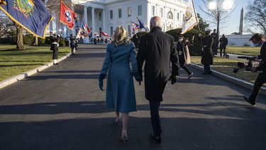 Biden recorrió a pie los últimos metros hasta la Casa Blanca escoltado por su esposa, sus hijos y nietos