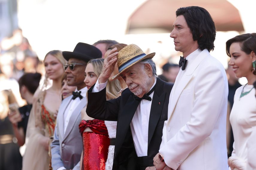 El director Francis Ford Coppola posa a su llegada a la premiere de la película Megalopolis en la 77a edición del Festival de Cine de Cannes, en Francia el jueves 16 de mayo de 2024.&nbsp;