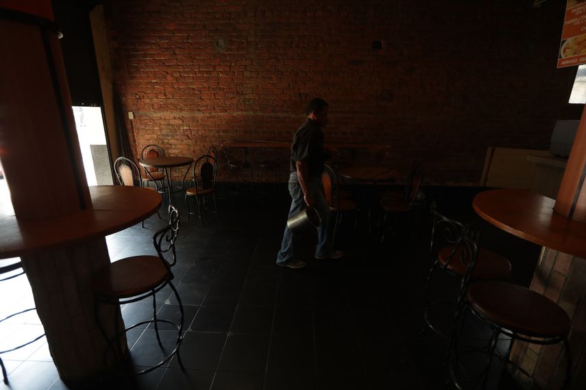 Fotografía de un restaurante cerrado debido a un apagón este martes, en Caracas (Venezuela). Los cortes de luz aún persisten en algunas zonas de la capital venezolana