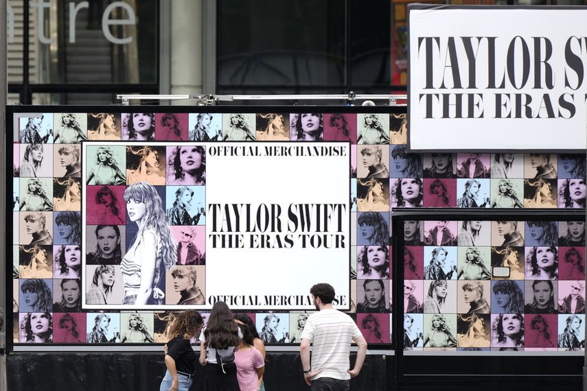 Una familia mira un quiosco de productos de Taylor Swift en el estadio de Wembley en Londres, el miércoles 14 de agosto de 2024, antes de una serie de conciertos de Taylor Swift que comenzarán el jueves.&nbsp;