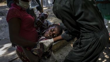 Un joven con síntomas de cólera recibe ayuda al llegar a una clínica administrada por Médicos Sin Fronteras en Puerto Príncipe, Haití, el jueves 27 de octubre de 2022. Por primera vez en tres años, personas en Haití mueren de cólera. , lo que genera preocupaciones sobre un escenario potencialmente de rápida propagación y revive los recuerdos de una epidemia que mató a casi 10,000 personas hace una década.&nbsp;