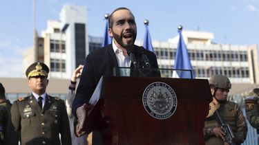 En esta foto de archivo del 9 de febrero de 2020, el presidente de El Salvador, Nayib Bukele, acompañado por miembros de las fuerzas armadas, habla con simpatizantes fuera del Congreso en San Salvador, El Salvador.&nbsp;