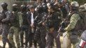 En esta imagen del 2 de mayo de 2017, Dámaso López, uno de los líderes del cartel de Sinaloa, es escoltado por la policía después de ser arrestado en un edificio de la Ciudad de México. En esta imagen del 2 de mayo de 2017, Dámaso López, uno de los líderes del cartel de Sinaloa, es escoltado por la policía después de ser arrestado en un edificio de la Ciudad de México.