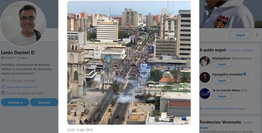 Captura de pantalla que muestra el momento en que efectivos de la Guardia Nacional Bolivariana lanzan bombas lacrimógenas sobre los opositores a Maduro que se manifestaban en Maracaibo.