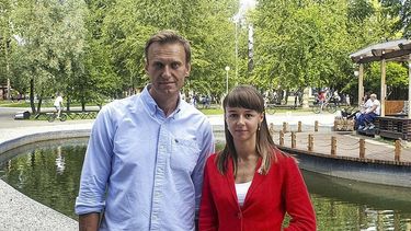 En esta imagen, proporcionada por el equipo de Alexei Navalny, Ksenia Fadeyeva (derecha), posa para una fotografia con Alexei Navalny en Tomsk, Rusia, en agosto de 2020.&nbsp;