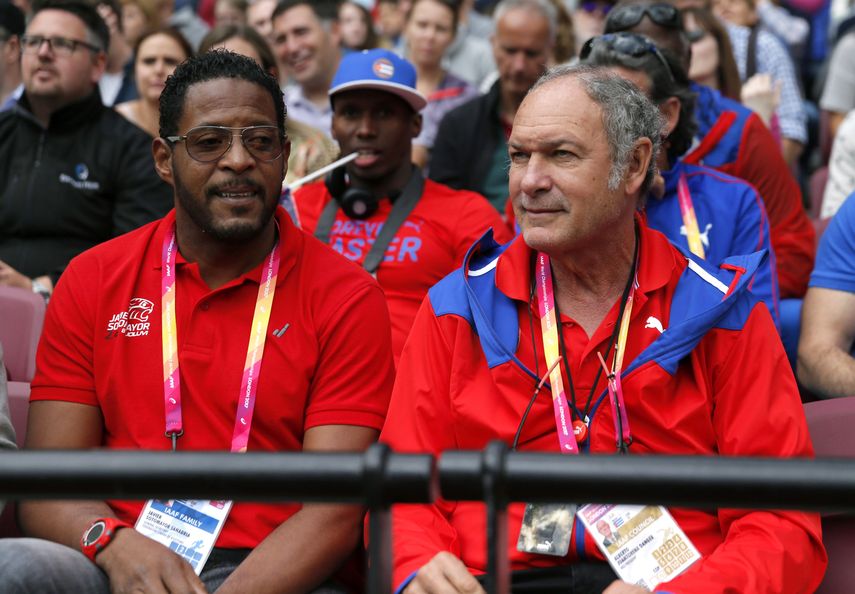 Las leyendas del depote cubano&nbsp;Javier&nbsp;Sotomayor&nbsp;(izquierda) y Juan Alberto Juantorena (derecha), en la grada de público en el Campeonato Mundial de Atletismo