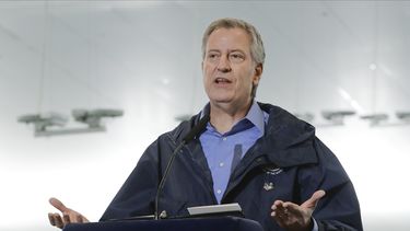 Foto de archivo, 31 de marzo de 2020, el alcalde de Nueva York, Bill de Blasio, habla en un centro deportivo donde se instalar&aacute; un hospital temporario para enfermos de COVID-19.