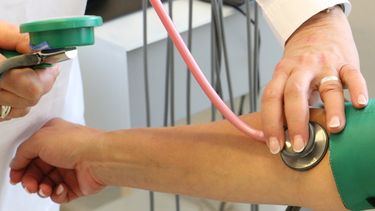 El alto coste del cuidado m&eacute;dico provoca la revisi&oacute;n de las normas al erspecto.