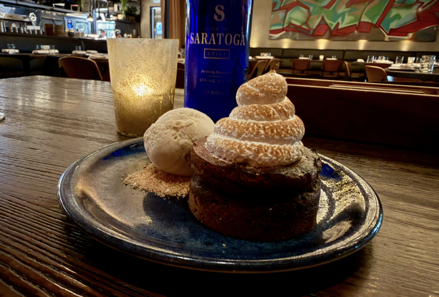 Pastel de chocolate oscuro con helado de vainilla.