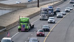 Una caravana de camiones y otros vehículos viaja por la autopista I-495 cerca del puente Woodrow Wilson, en Fort Washington, Maryland, el domingo 6 de marzo de 2022.&nbsp;