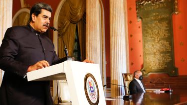 Esta imagen distribuida publicada por la Presidencia venezolana muestra al presidente de Venezuela, Nicolás Maduro (izq.), Pronunciando un discurso junto al presidente de la Asamblea Nacional Constituyente (ANC) Diosdado Cabello, en el Palacio Legislativo Federal en Caracas el 18 de diciembre de 2020, en medio del COVID. -19 pandemia de coronavirus. Estados Unidos impuso el viernes sanciones a una empresa de biometría que ayudó a votar en las elecciones parlamentarias de Venezuela, que según la administración del presidente Donald Trump fueron manipuladas.