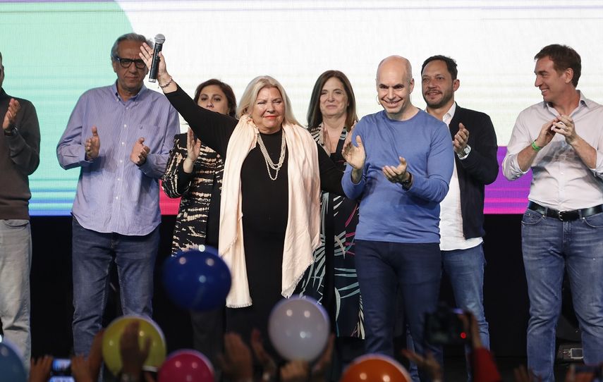 &nbsp;El alcalde de Buenos Aires, Horacio Rodríguez Larreta (c-d), y la candidata a diputada por la ciudad de Buenos Aires de Cambiemos, Elisa Carrió (c-i), hablan este domingo en el Búnker del partido Cambiemos, en Buenos Aires.