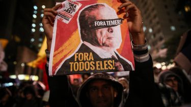 Manifestantes protestan contra el presidente de Brasil, Michel Temer. 
